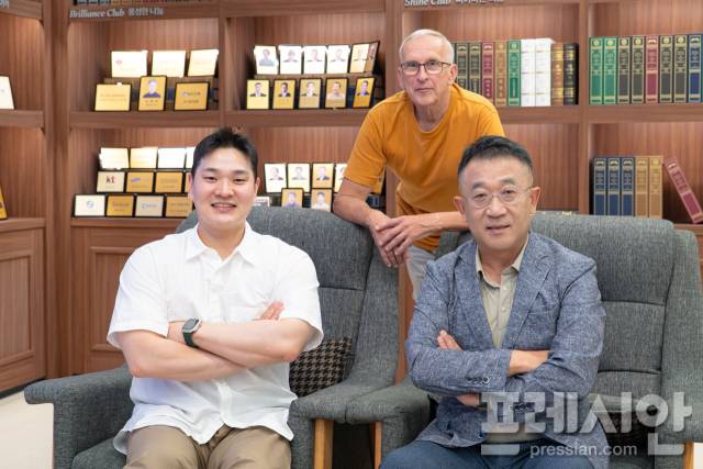 ▲왼쪽부터 GIST 기계로봇공학과 이예성 석박사통합과정 학생, 즈바노브 알렉산더 연구교수, 양성 교수ⓒGIST