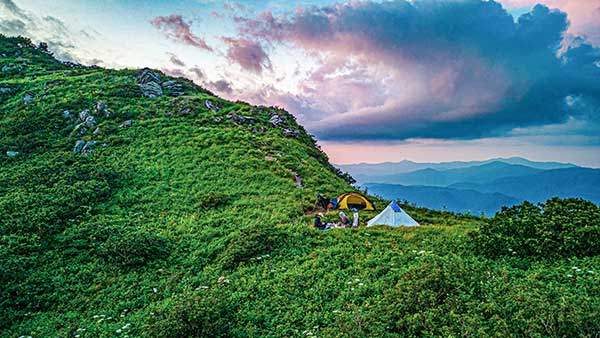 배달은석 야영지는 전망이 트여 있고, 다양한 야생화들이 피어 있어 야영을 즐기기에 안성맞춤이다.