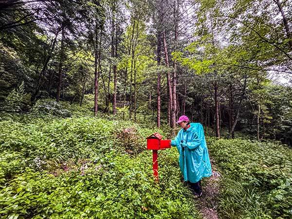개인약수 옆에 '인제 천리길' 인증 도장을 찍을 수 있는 공간이 있다.