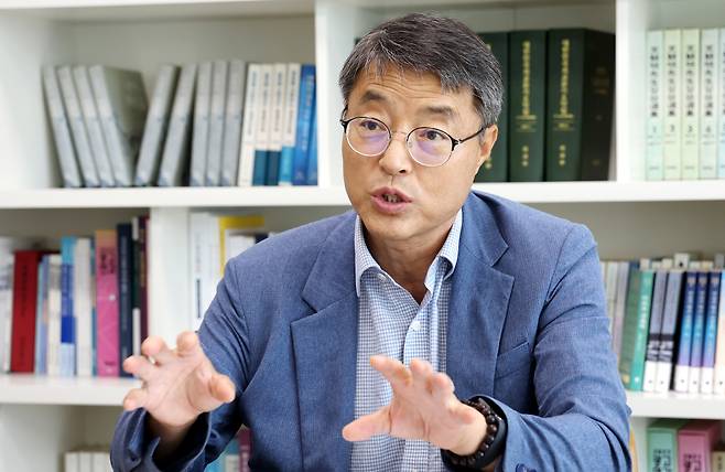 세계 최저 수준의 출산율이 분단국가 한국군의 새로운 적으로 부상한 가운데 구원근 전 동원전력사령관이 지난 8월 27일 세계일보와의 인터뷰에서 병력 감소를 만회하기 위해 예비군 전력을 확충해야 한다고 강조하고 있다. 이제원 선임기자