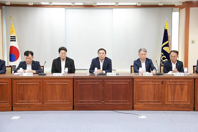 윤학수&nbsp;대한전문건설협회 중앙회장(가운데)이 3일&nbsp;서울 동작구 전문건설회관에서 진행된 기자간담회에서 전문건설업계&nbsp;현안에&nbsp;관해&nbsp;설명하고 있다.&nbsp;대한전문건설협회 제공