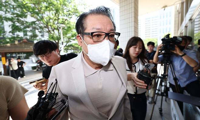 ‘건진법사’로 불리는 전성배씨가 지난 6월23일 서울남부지법에서 열린 정치자금법 위반 혐의 사건 3차 공판에 출석하고 있는 모습. 뉴시스