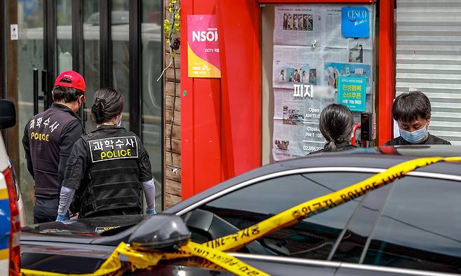 3일 서울 관악구 신림동 칼부림 사건 현장에서 과학수사대가 현장조사를 하고 있다. 서울 관악구 신림동에서 칼부림이 발생해 3명이 사망하는 사고가 발생했다. 뉴시스