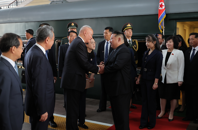 김정은 바로 뒤에 김주애 - 김정은 북한 국무위원장이 2일 오후 중국 베이징역에 도착해 영접을 나온 시진핑 중국 국가주석의 비서실장 격인 차이치(앞줄 왼쪽 세 번째) 공산당 중앙서기처 서기와 악수하며 인사를 나누고 있다. 김 위원장의 뒤에는 후계자로 거론되는 딸 주애와 최선희 외무상이 서 있다. 6년 만에 중국을 찾은 김 위원장은 3일 전승절 80주년 행사에 참석해 시 주석, 블라디미르 푸틴 러시아 대통령과 함께 톈안먼 성루에 올라 연대를 다질 예정이다. 평양 조선중앙통신 연합뉴스