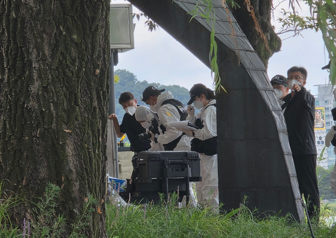 2일 대구 수성구 수성못 인근에서 현역 육군 대위가 총상을 입고 숨진 채 발견돼 육군수사단, 경찰 과학수사대 등이 현장조사를 벌이고 있다. 2025. 09. 02. 대구 민경석 기자