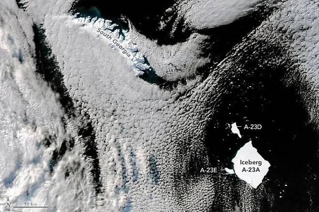 지난 7월 22일 NASA 아쿠아 위성이 촬영한 빙산 A23a와 떨어져 나온 A23d, A23e 모습. NASA Earth Observatory