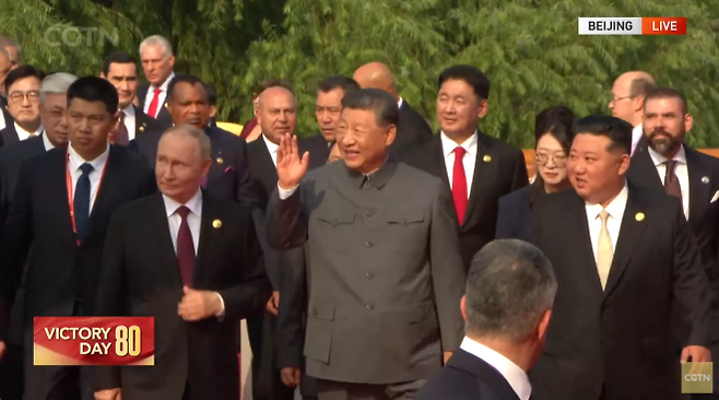 3일 중국 베이징에서 열린 ‘중국인민 항일전쟁 및 세계 반파시스트 전쟁 승리(전승절) 80주년’ 열병식 행사장에서 시진핑(가운데) 중국 국가주석이 김정은(오른쪽) 북한 국무위원장, 블라디미르 푸틴(왼쪽) 러시아 대통령과 함께 천안문 망루에 오르고 있다. 중국 CGTN방송 유튜브 캡처