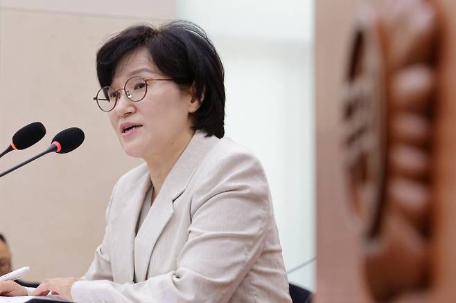 [수정본] 의원 질의 답변하는 원민경 후보자 - (서울=뉴스1) 신웅수 기자 = 원민경 여성가족부 장관 후보자가 3일 오전 서울 여의도 국회 여성가족위원회에서 열린 인사청문회에서 의원 질의에 답변하고 있다. 2025.9.3/뉴스1