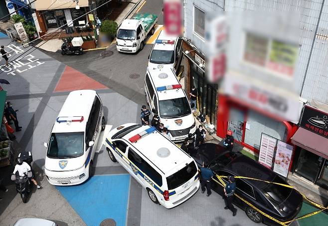 일 서울 관악구 조원동의 한 피자가게에서 칼부림 사건이 벌어져 경찰이 현장을 조사하고 있다. 이날 오전 10시 57분쯤 피자가게 사장인 40대 남성 A씨는 프랜차이즈 본사 관계자 등 3명을 흉기로 찔러 살해했다. 뉴스1