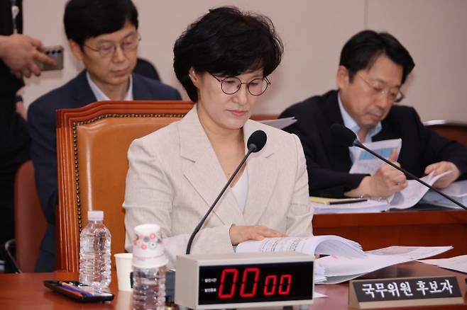 답변자료 보는 원민경 여가부 장관 후보자     (서울=연합뉴스) 김주성 기자 = 원민경 여성가족부 장관 후보자가 3일 국회 여성가족위원회에서 열린 인사청문회에 출석해 답변 자료를 보고 있다. 2025.9.3. 연합뉴스