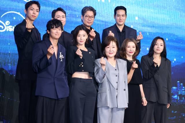 2일 서울 종로구 포시즌스호텔에서 열린 디즈니+ 오리지널 시리즈 '북극성' 제작발표회에서 배우들이 포즈를 취하고 있다. 연합뉴스