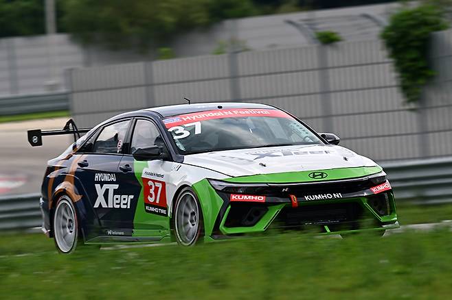 주행 중인 정회원과 N1 클래스 컵 카. 사진: 김학수 기자