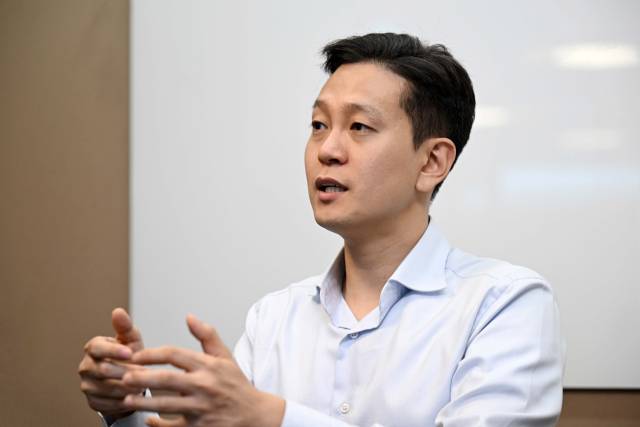 허세영 루센트블록 대표가 3일 서울 여의도 서울핀테크랩에서 진행된 서울경제신문과의 인터뷰에서 비즈니스 모델인 부동산 조각투자에 대해 설명하고 있다. 조태형 기자