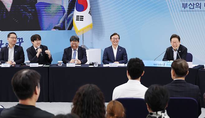 7월25일 하정우 AI미래기획수석(왼쪽 두 번째)이 부산에서 열린 간담회에서 이재명 대통령과 대화를 주고받고 있다. ⓒ연합뉴스