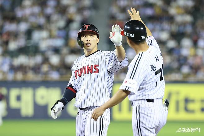 LG 문성주가 2일 잠실구장에서 열린 롯데와 홈경기 8회말 좌전안타로 출루한 뒤 송지만 주루코치와 손뼉을 마주치고 있다. 사진제공|LG 트윈스