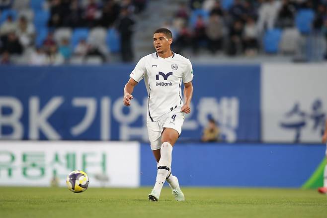 대구 카이오는 2023년 1월 화성에 입단해 한국과 인연을 맺은 이래로 새 축구인생을 열었다. 2024년 여름이적시장에서 대구로 이적하며 꿈에 그리던 K리그1 입성에 성공했다. 그는 K리그1 데뷔 기회를 만들어 준 대구를 꼭 구해내겠다는 의지다. 사진제공│한국프로축구연맹