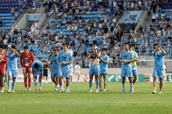 대구 구단이 최근 합숙훈련 중 무단이탈한 베테랑 선수 A, B, C에게 징계를 내렸다. 지난달 24일부터 진술서를 받는 등 조사에 착수한 결과 상당부분이 사실로 드러났다. K리그1 잔류에 허덕이고 있는 대구로선 엎친 데 덮친 격이다. 사진제공│한국프로축구연맹