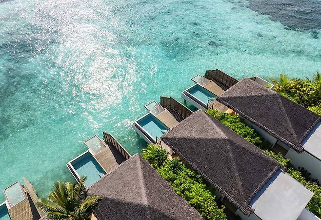 올해 8월 새로 오픈한 두짓d2 리조트의 워터 프런트 풀빌라. 사진제공|팜투어