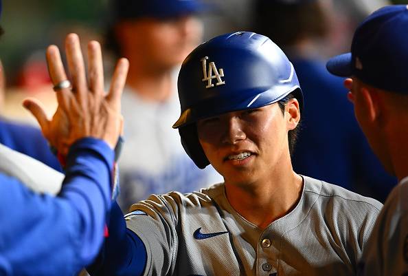 LA 다저스 김혜성이 3일 피츠버그와 원정 경기에서 9회 대주자로 출전해 득점한 뒤 더그아웃에서 세리머니를 하고 있다. 게티이미지