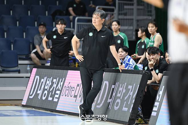이상범 하나은행 감독이 지난 2일 부산사직체육관에서 열린 박신자컵 조별리그 B조 덴소 아이리스와 2차전을 지켜보고 있다. WKBL 제공