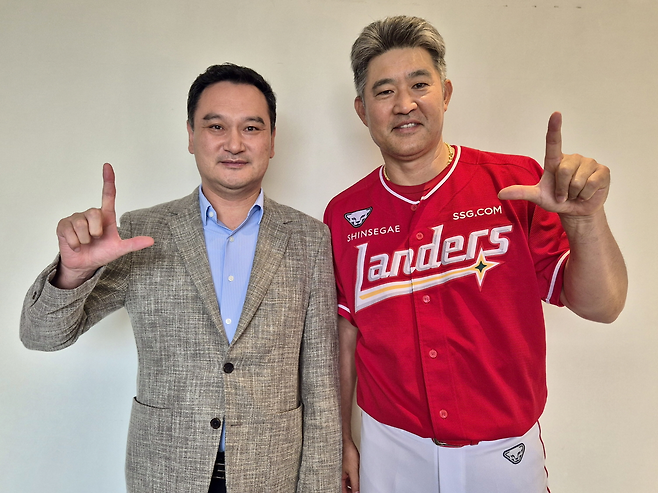 이숭용 SSG 감독(오른쪽)이 3일 재계약 체결 후 김재섭 구단 대표이사와 기념촬영하고 있다. SSG 랜더스 제공