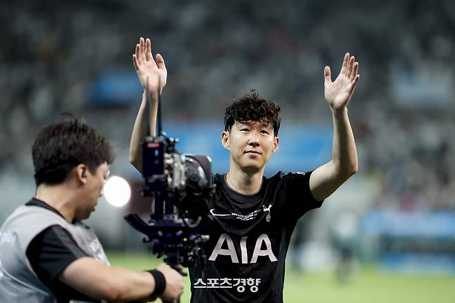 토트넘 훗스퍼 손흥민이 3일 서울월드컵경기장에서 열린 뉴캐슬 유나이티드와의 쿠팡플레이 친선경기를 마치고 팬들에게 인사하고 있다. 2025.08.03 문재원 기자