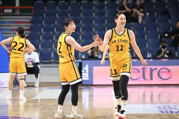허예은-강이슬 / 사진=WKBL 제공