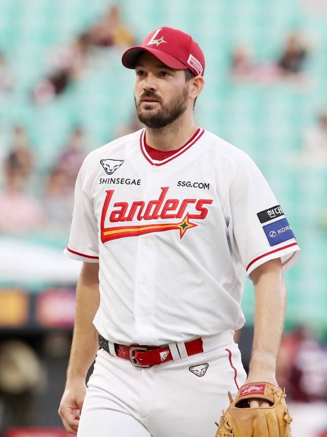 이닝을 마치고 더그아웃으로 향하는 앤더슨. /사진=SSG 랜더스 제공