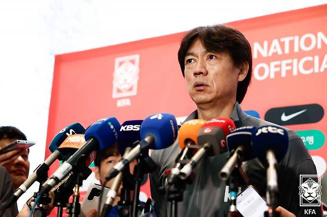 지난 1일 미국 원정길에 오르기 전 출국 인터뷰 중인 홍명보 축구대표팀 감독. /사진=대한축구협회 제공