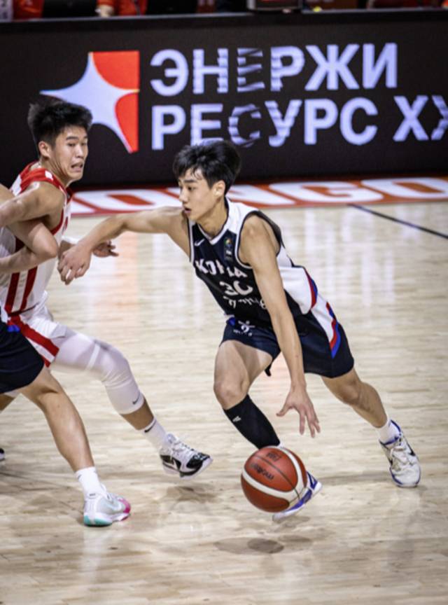 공격에 집중하는 한국의 박태준(오른쪽). /사진=FIBA 홈페이지