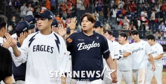 한화 선수단이 2일 대전 한화생명 볼파크에서 열린 2025 KBO 리그 한화 이글스와 KIA 타이거즈 경기를 마친 뒤 김경문 감독 및 코칭스태프와 하이파이브를 나누며 미소짓고 있다. /사진=강영조 선임기자