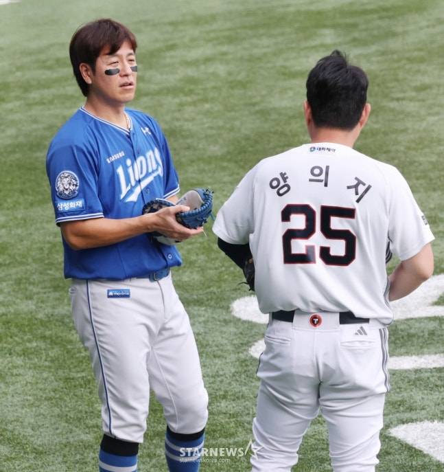 삼성 강민호(왼쪽)와 두산 양의지가 지난 7월 잠실 맞대결을 앞두고 이야기를 나누고 있다. /사진=김진경 대기자