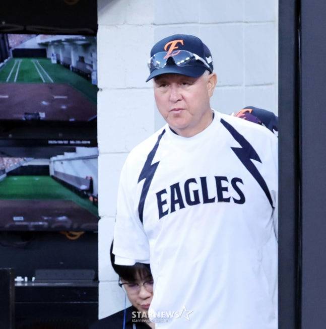 한화 김경문 감독이 2일 대전 한화생명 볼파크에서 열린 2025 KBO 리그 한화이글스와 KIA타이거즈 경기에서 그라운드를 응시하고 있다. /사진=강영조 선임기자