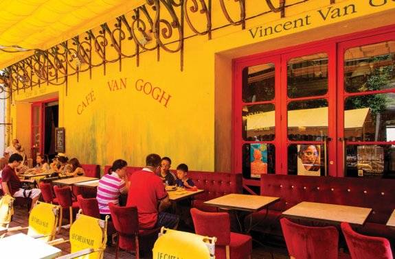 빈센트 반고흐의 명작 ‘밤의 카페 테라스’의 배경이 된 프랑스 아를의 카페는 노란색 벽이 트레이드마크다. GETTYIMAGES