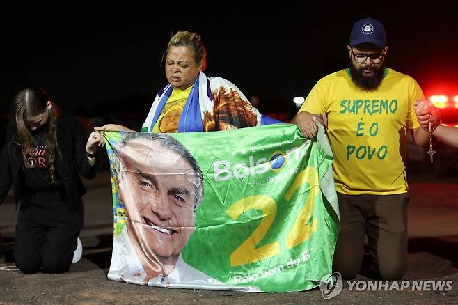 가택 연금 중인 보우소나루 전 대통령의 주거지 앞에서 기도하는 지지자 [브라질리아 로이터=연합뉴스. 재판매 및 DB 금지]