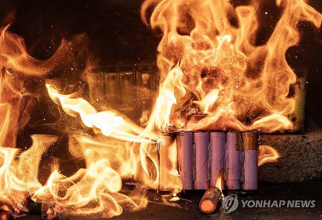 열폭주 일으키는 원통형 리튬 배터리 2024년 6월 27일 대구 서구 가드케이 대구공장에서 열린 '리튬 배터리 화재 전용 소화 장치 시연'에 앞서 원통형 리튬 배터리에 열폭주 현상을 일으키는 모습. [연합뉴스 자료사진]