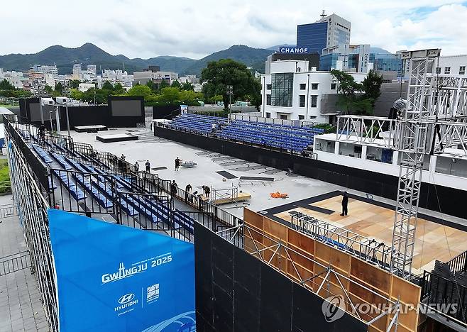 세계양궁선수권대회 D-3 (광주=연합뉴스) 조남수 기자 = 2025 세계양궁선수권대회 개막을 사흘 앞둔 2일 광주 동구 5·18민주광장에서 관계자들이 결승전 경기장을 설치하고 있다. 
광주 2025 현대세계양궁선수권대회는 오는 5일부터 12일까지 광주 국제양궁장과 5ㆍ18민주광장에 마련된 특설경기장에서 열린다. 2025.9.2 iso64@yna.co.kr