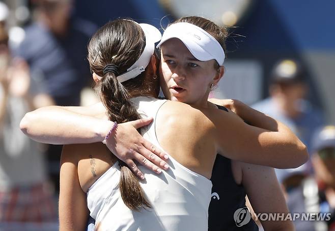 페굴라와 포옹하는 크레이치코바 [UPI=연합뉴스]