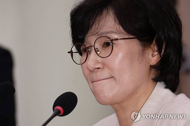 질의 듣는 원민경 여가부 장관 후보자 (서울=연합뉴스) 김주성 기자 = 원민경 여성가족부 장관 후보자가 3일 국회 여성가족위원회에서 열린 인사청문회에서 위원 질의를 받고 있다. 2025.9.3 utzza@yna.co.kr