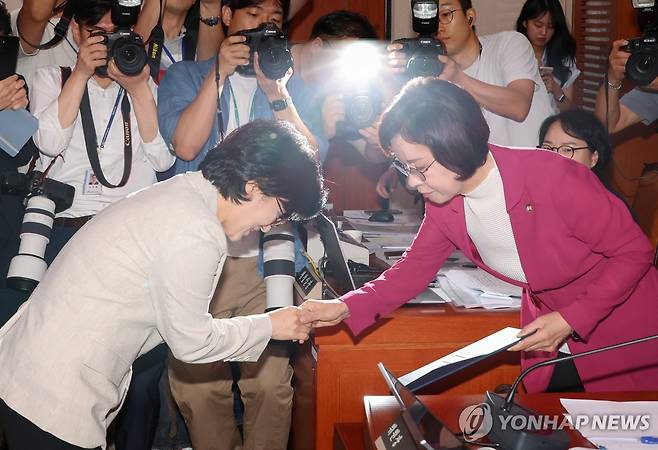 선서문 제출하는 원민경 여가부 장관 후보자 (서울=연합뉴스) 김주성 기자 = 원민경 여성가족부 장관 후보자가 3일 서울 여의도 국회 여성가족위원회에서 열린 인사청문회에서 이인선 위원장에게 선서문을 제출하며 악수하고 있다. 2025.9.3 utzza@yna.co.kr