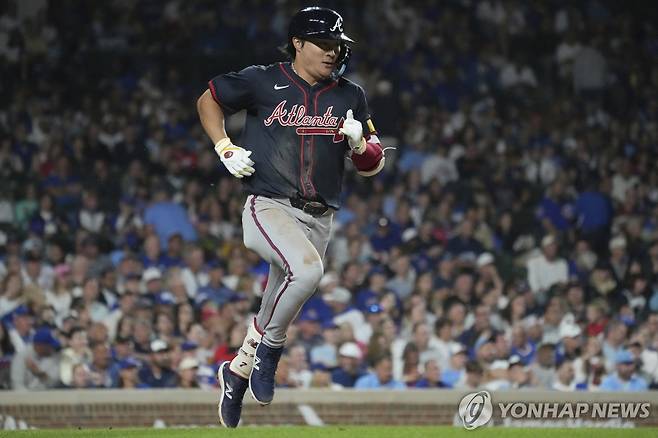 애틀랜타로 이적한 김하성 (시카고 AP=연합뉴스) 애틀랜타로 이적한 김하성이 3일(한국시간) 미국 일리노이주 시카고 리글리 필드에서 열린 메이저리그 시카고 컵스와 경기, 7회 안타를 치고 1루로 뛰고 있다.