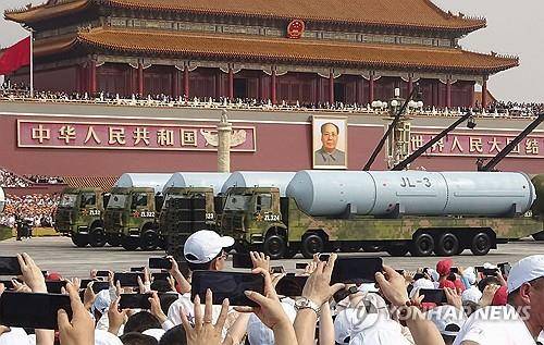 전승절 열병식에 모습 드러낸 중국 SLBM (베이징 교도=연합뉴스) 3일 중국 베이징 톈안먼광장에서 열린 전승절 80주년 기념 대규모 열병식에 잠수함발사탄도미사일(SLBM) JL(쥐랑<巨浪>·거대한 파도)-3가 모습을 드러냈다. 2025.9.3