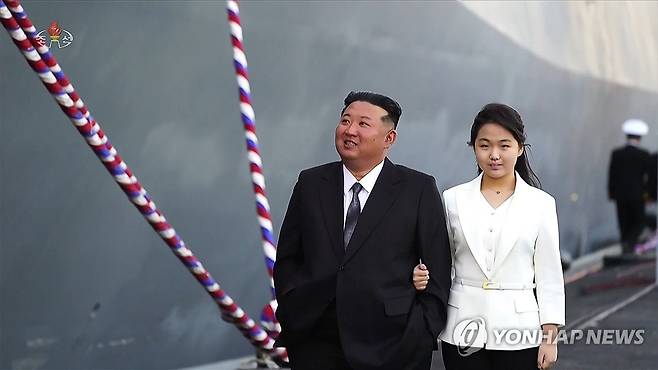 지난 4월 남포조선소 찾은 김정은과 딸 주애 [북한 조선중앙TV=연합뉴스 자료사진. 국내에서만 사용가능. 재배포 금지. For Use Only in the Republic of Korea. No Redistribution] nkphoto@yna.co.kr