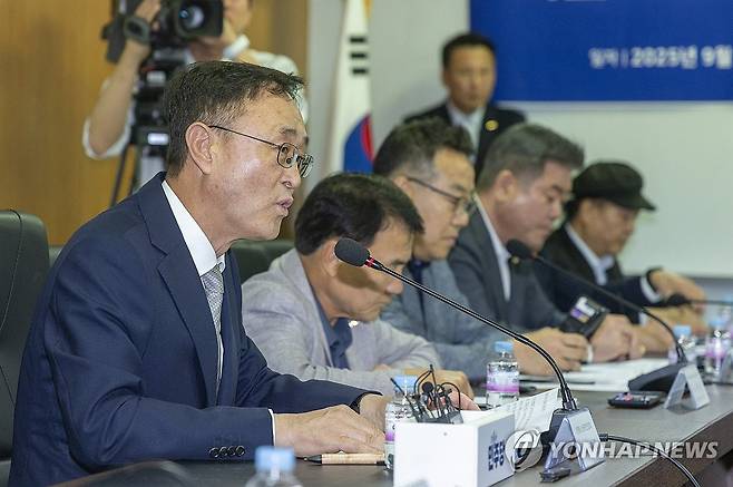 민주당과의 정책간담회에서 인사말 하는 송치영 소상공인연합회장 (서울=연합뉴스) 송치영 소상공인연합회장이 3일 서울 영등포구 소상공인연합회에서 열린 더불어민주당과의 정책간담회에서 인사말을 하고 있다. 2025.9.3 [국회사진기자단] hkmpooh@yna.co.kr