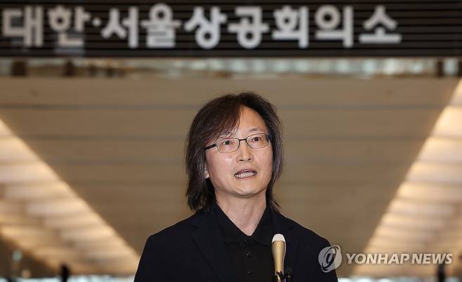 소감 밝히는 주병기 공정거래위원장 후보자 (서울=연합뉴스) 이진욱 기자 = 주병기 공정거래위원장 후보자가 14일 인사 청문 준비 사무실이 있는 서울 중구 대한상공회의소로 출근하며 지명 소감을 밝히고 있다. 2025.8.14 cityboy@yna.co.kr