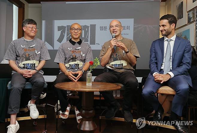 유명 소설 '개미'가 웹툰으로 (서울=연합뉴스) 이재희 기자 = 3일 서울 강남구 크레센도서울호텔에서 열린 웹툰 '개미' 제작발표회에서 원작 소설 작가 베르나르 베르베르가 인사말을 하고 있다. 참석자는 왼쪽부터 제작사 케나즈의 이우재 대표, 김용회 웹툰 작가, 베르나르 베르베르 작가, 피에르 모르코스 프랑스 대사관 문화 참사관. 2025.9.3 scape@yna.co.kr