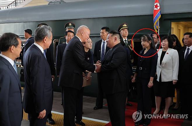 북한 김정은, 딸 주애와 베이징 도착 (평양 조선중앙통신=연합뉴스) 김정은 북한 국무위원장이 2일 현지시간 오후 4시 중국 수도 베이징에 도착했다고 조선중앙통신이 보도했다. 통신이 공개한 사진에 따르면 김 위원장의 딸 주애(붉은 원), 조용원·김덕훈 당 비서,  최선희 외무상 등이 동행했다. 2025.9.2 
    [국내에서만 사용가능. 재배포 금지. For Use Only in the Republic of Korea. No Redistribution] nkphoto@yna.co.kr