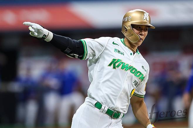 송성문 8회 역전포…키움, 삼성전 11연패 탈출 (서울=연합뉴스) 키움 송성문이 27일 서울 고척스카이돔에서 열린 프로야구 삼성과의 홈 경기, 8회 역전 투런 홈런을 친 뒤 세리머니를 하고 있다. 2025.6.27 [키움 히어로즈 제공. 재판매 및 DB금지] photo@yna.co.kr