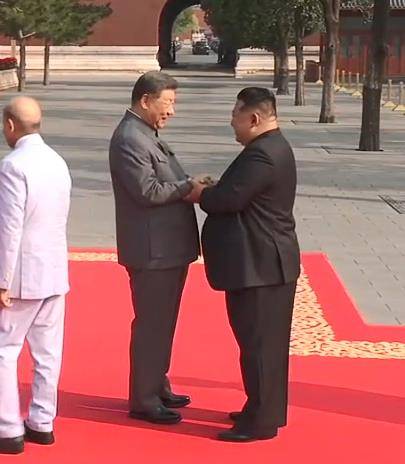 시진핑 중국 국가주석(왼쪽)과 김정은 북한 국무위원장이 두 손을 맞잡고 인사하는 장면 [CCTV 캡처]