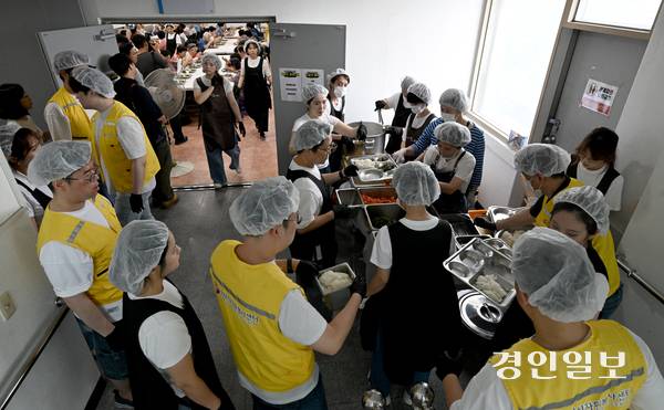 4일 오전 수원시 권선구 평동행정복지센터에서 열린 ‘사랑의 밥차’에서 수원시자원봉사센터와 수원시립합창단이 관내 어르신들께 배식봉사를 하고 있다. 2025.9.4 /최은성기자 ces7198@kyeongin.com